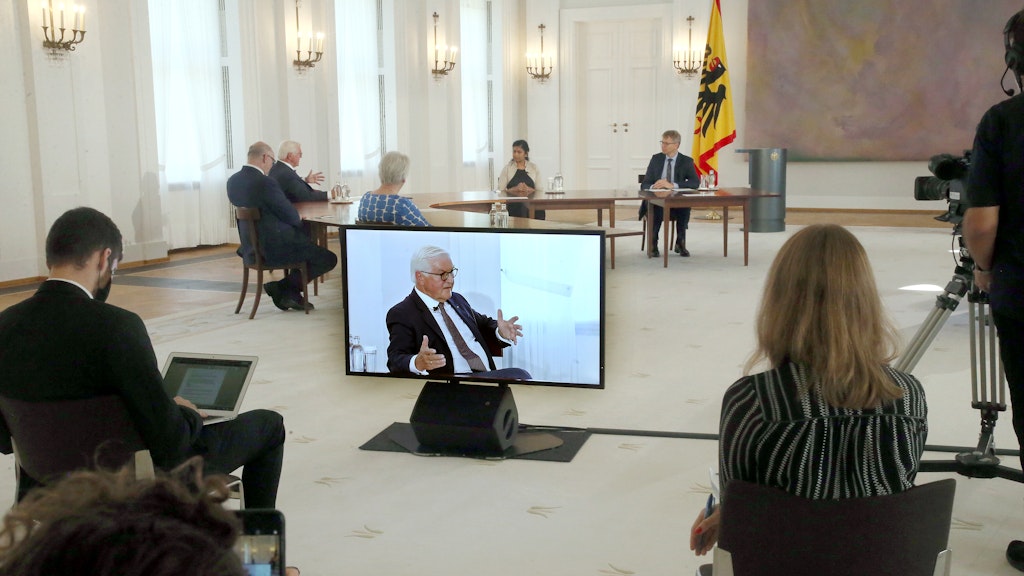 Bundespräsident Frank-Walter Steinmeier startete im Schloss Bellevue das internationale Forschungsprojekt „Ethik der Digitalisierung“ und diskutierte mit Gästen.
