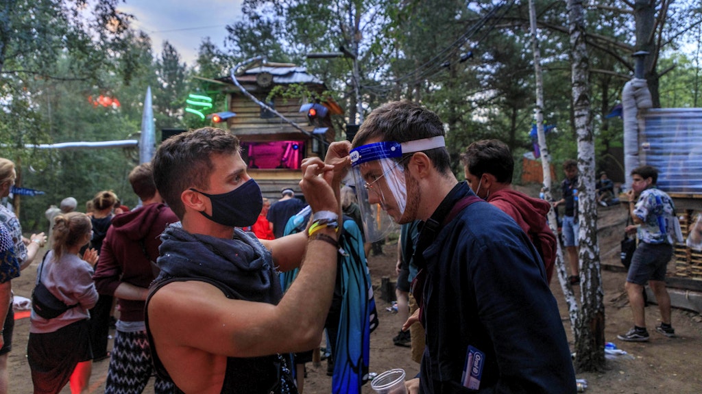 Auf dem Festival „Wilde Möhre“ tragen die Besucher alle Masken.