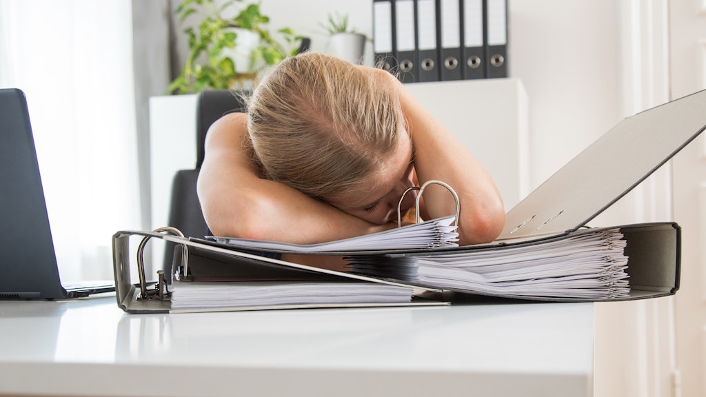 Kurzer Power-Nap am Arbeitsplatz: Selbst zehn Minuten Schlaf können schon Leistungsverbesserungen von ein paar Stunden bedeuten. 