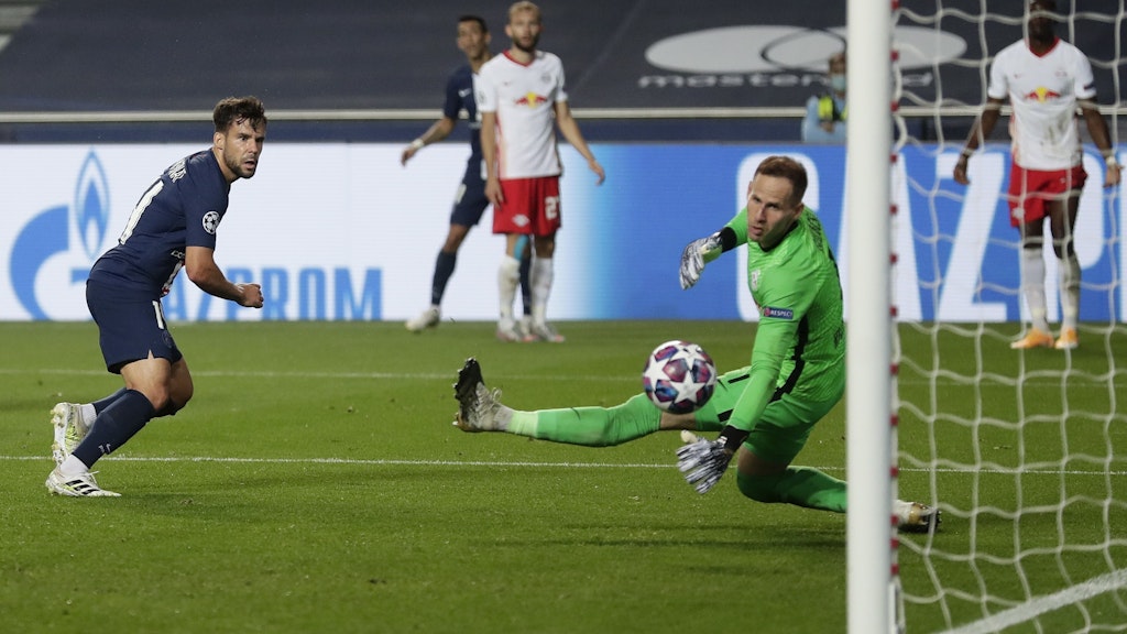 Juan Bernat macht alles klar, trifft per Kopf zum 3:0 für Paris.