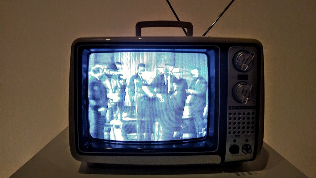 Ein Fernsehgerät mit einem alten Film.