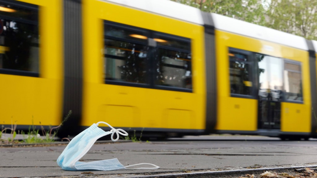 Eine Atemmaske liegt auf dem Bürgersteig.