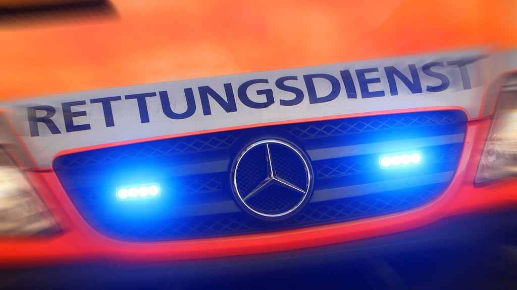 Ein noch nicht identifizierter Lkw-Fahrer ist am Dienstag auf der Bundesautobahn 4 in Höhe Kerpen bei Köln in seinem umgekippten Sattelzug verbrannt (Symbolbild).