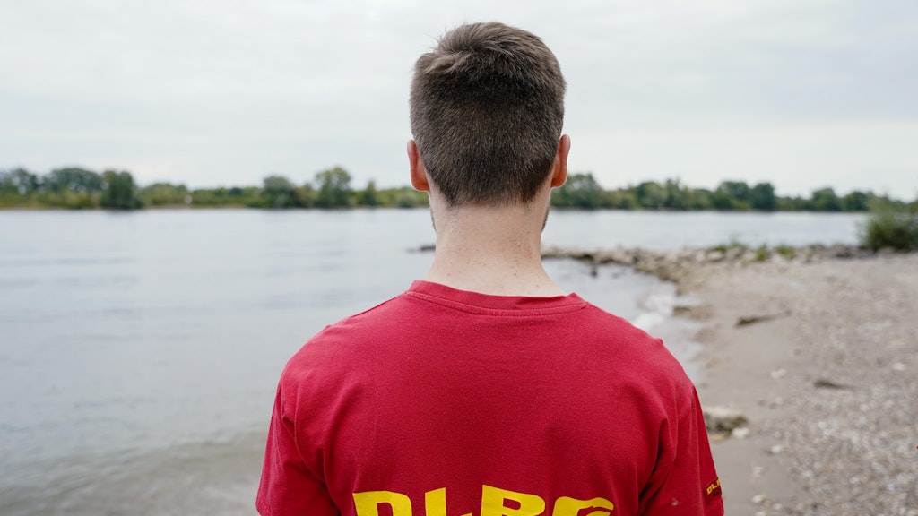 Auch Einsatzkräfte der DLRG halfen bei der Suche nach dem jungen Erntehelfer.