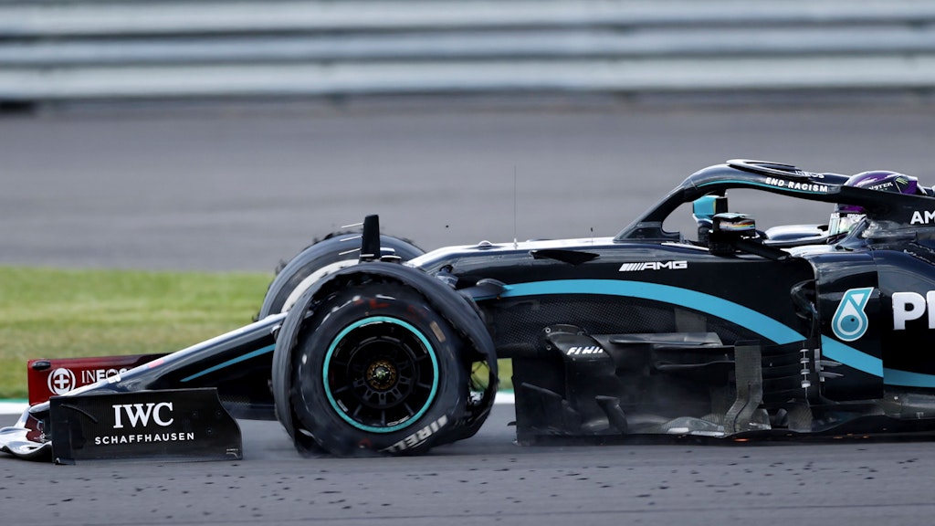 Auf der Felge: Lewis Hamilton rettet sich mit einem Platten ins Ziel von Silverstone.
