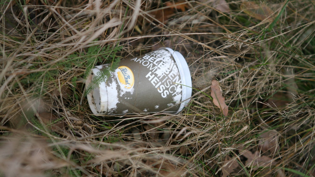 Ein weggeworfener To-go-Becher.