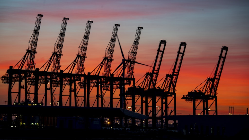 Containerbrückenkräne, die normalerweise Schiffe entladen, im Hamburger Hafen.