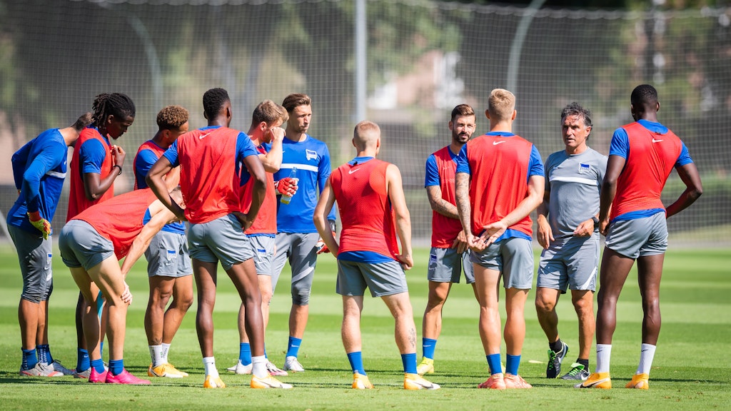 Wer wird es? Hertha-Trainer Bruno Labbadia (2.v.r.) sucht für die bevorstehende Saison noch einen neuen Kapitän.