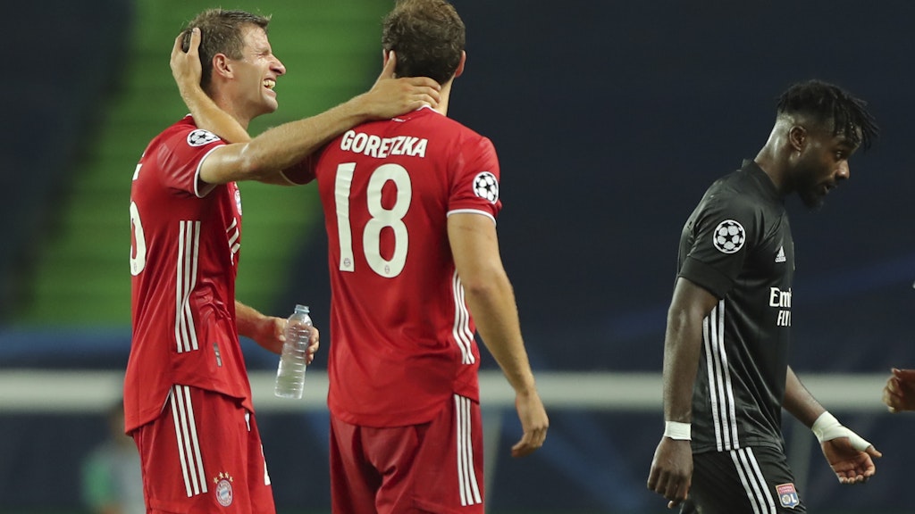 Thomas Müller und Leon Goretzka sind am Sonntag im Free-TV zu sehen.