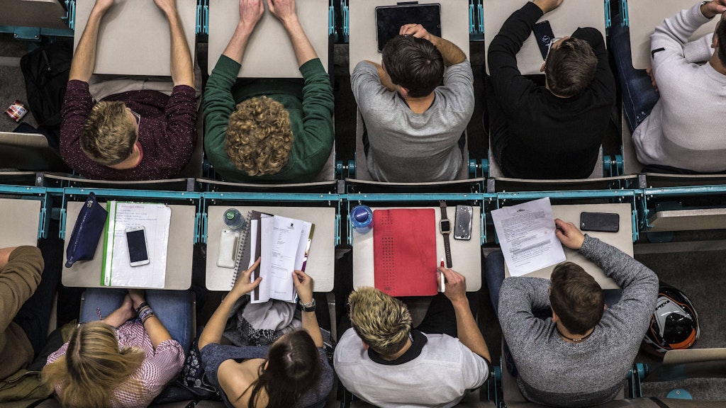 Studenten in einem Hörsaal der Johannes-Gutenberg-Universität in Mainz. 