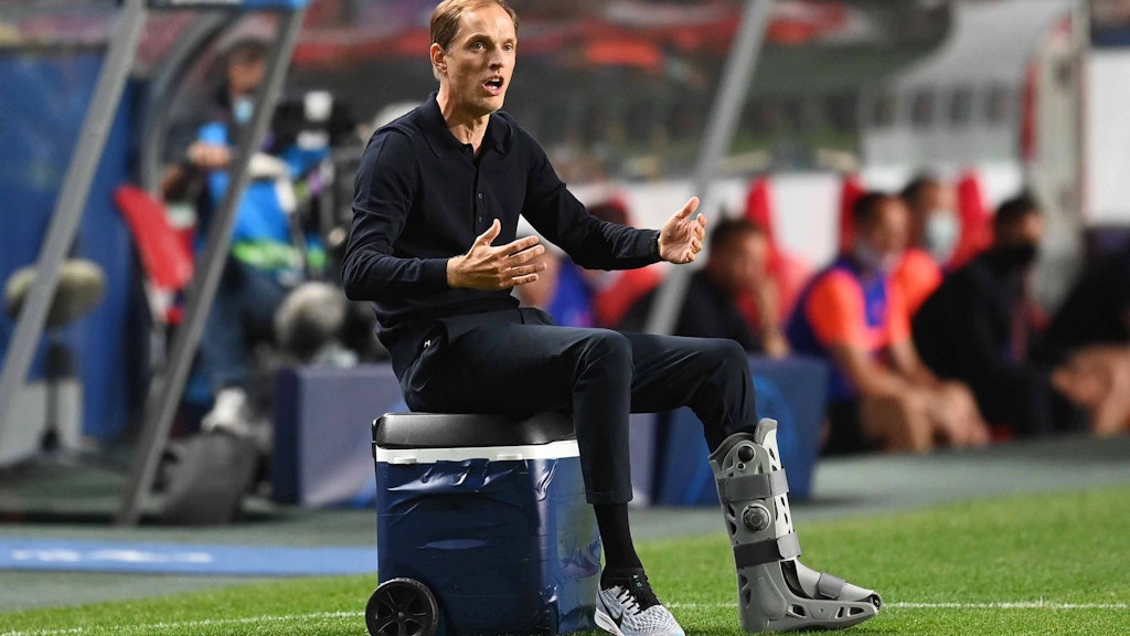 Es rappelt auf der Kiste: Thomas Tuchel verfolgt sitzend die Partien seines Teams in Lissabon.