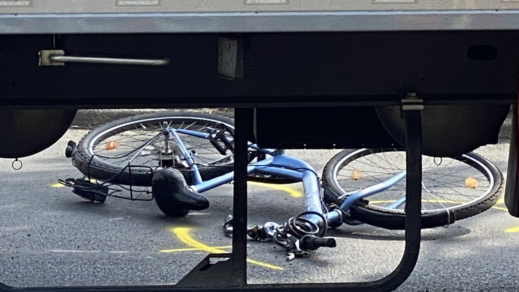 In Reinickendorf wurde eine Radfahrerin von einem Lkw erfasst und getötet.