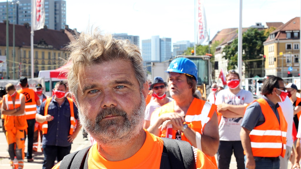 Der Vorarbeiter Uwe Riemer fordert, dass die Wege zu den Baustellen bezahlt werden.
