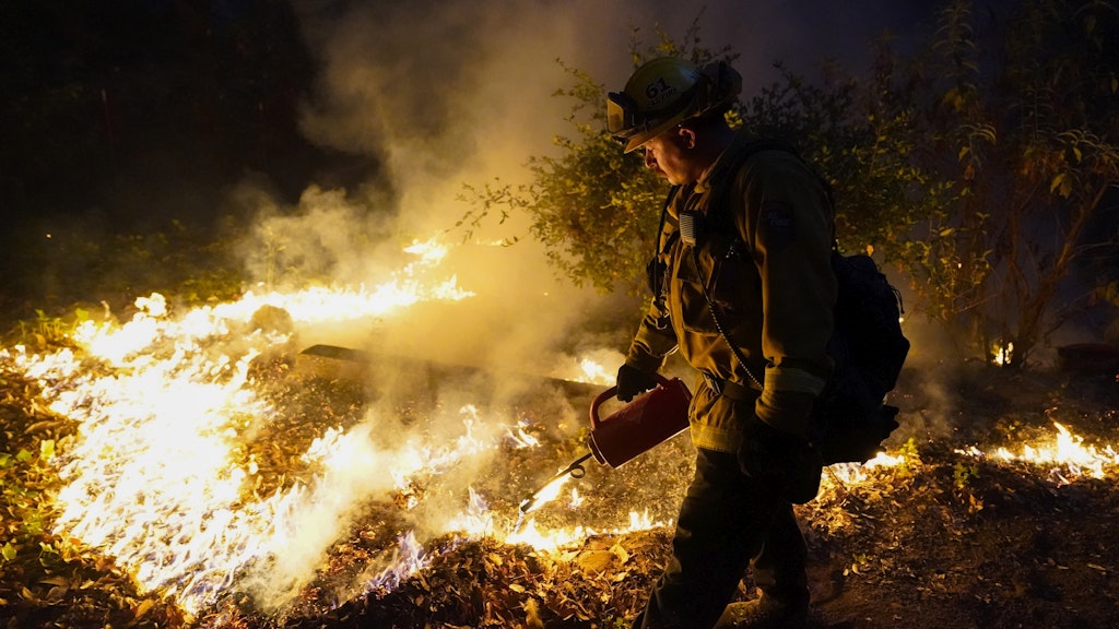 Boulder Creek: Ein Feuerwehrmann löscht einen Brandherd. 