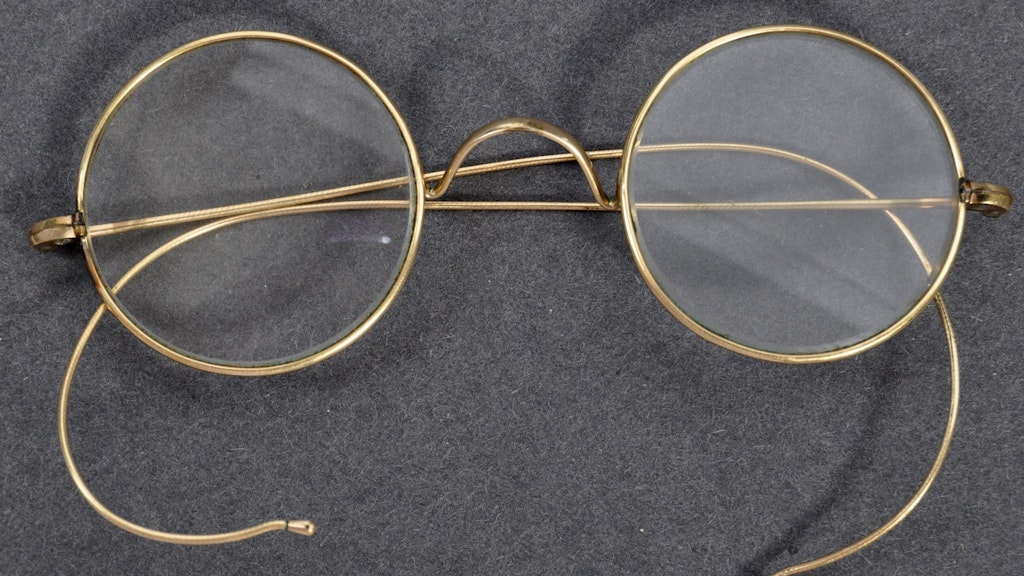 Das vom Auktionshaus East Bristol Auctions zur Verfügung gestellte Foto zeigt eine Brille, die der indische Freiheitskämpfer Mahatma Gandhi getragen haben soll. 