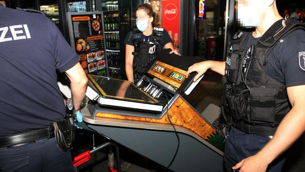 Polizisten transportieren einen illegal aufgestellten Spielautomaten ab.