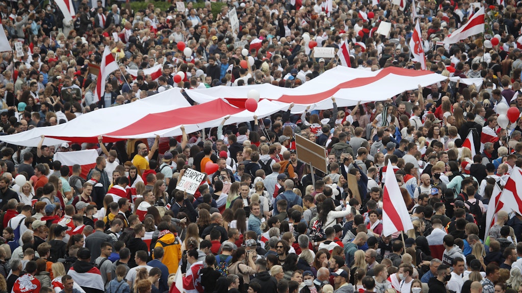 Menschen versammeln sich auf dem Platz der Unabhängigkeit in Minsk zu einem Protest.