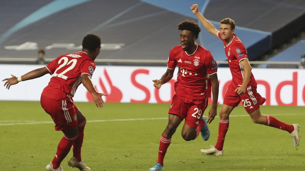 Kingsley Coman jubelt mit Serge Gnabry über seinen Treffer zum 1:0.