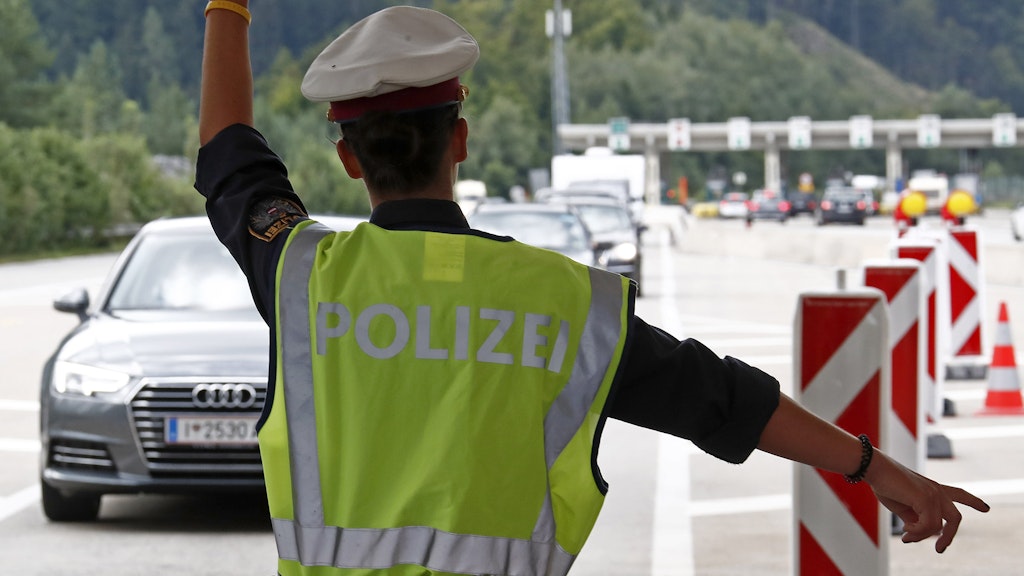 Polizeibeamte kontrollieren an der Grenze zwischen Slowenien und Österreich beim Karawanken-Tunnel Fahrzeuge und Personen.