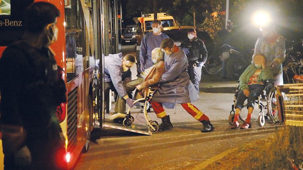 Die Nacht der Räumung: Senioren werden von Mitarbeitern der Feuerwehr und des Roten Kreuzes in Krankenhäuser gebracht.
