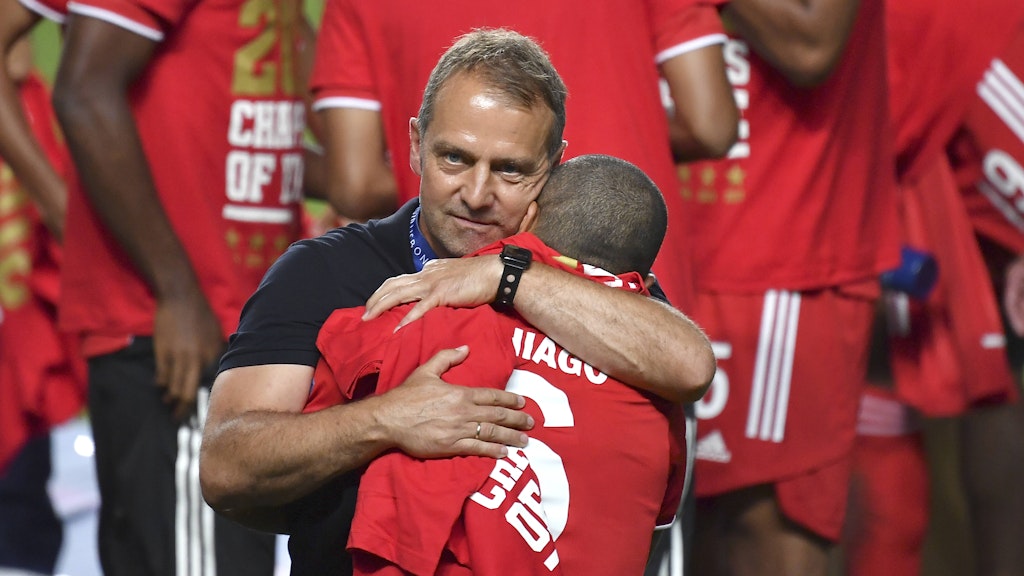 Bayern-Trainer Hansi Flick herzt Thiago.