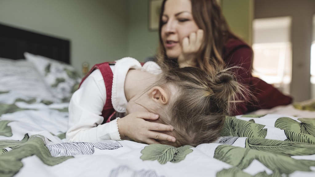 Wenn das Kind krank ist, bleibt in der Regel die Mutter zu Hause, um es zu betreuen. Nicht der Vater.