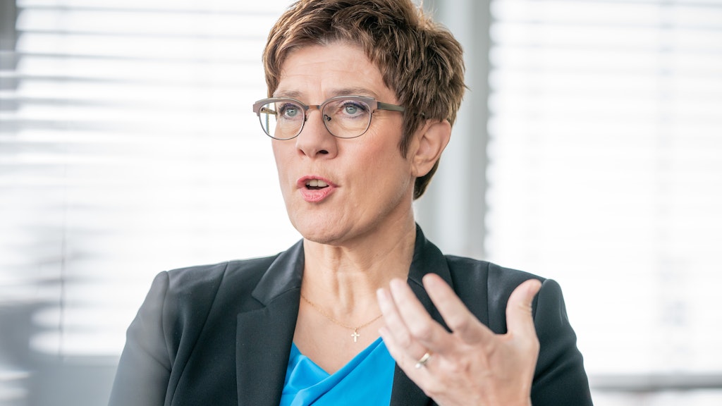 CDU-Chefin Annegret Kramp-Karrenbauer erklärte am Wochenende, viele Unternehmen hätten die Maskenpflicht am Arbeitsplatz schon eingeführt.