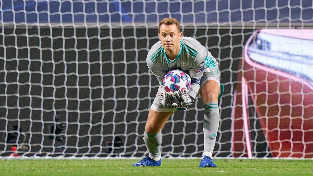 Ballmagnet: Bayern Münchens Torwart Manuel Neuer in typischer Pose.