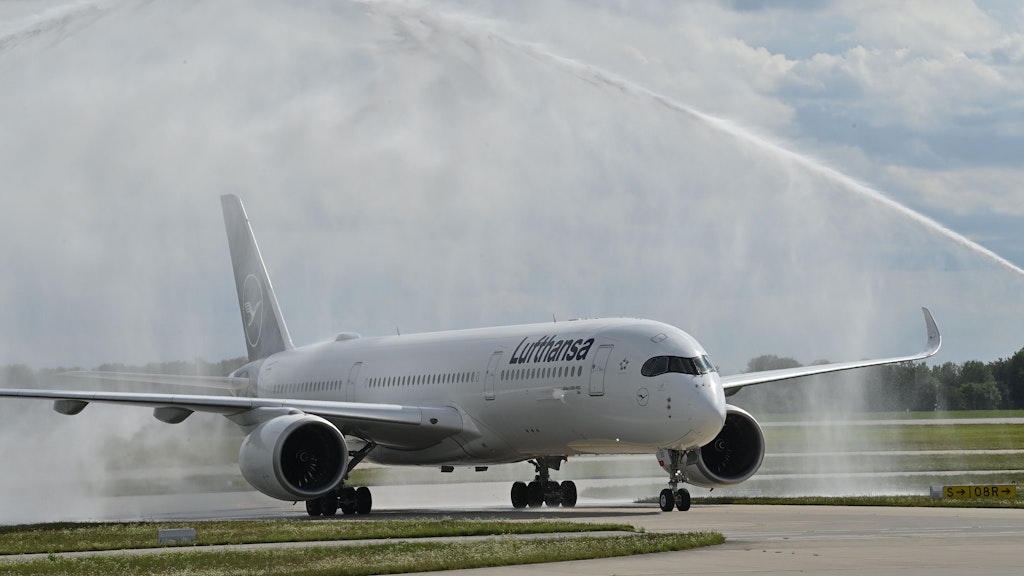 Bei der Lufthansa gilt seit Anfang Mai eine Maskenpflicht an Bord.