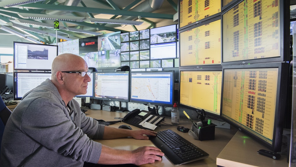 Holger Heuer, Verkehrsmanager, sitzt in der Verkehrsmanagementzentrale VMZ Niedersachsen und steuert den Verkehr. Zum Einsatz kommt hier auch Software des Start-up Graphmasters, um den Verkehr mit Einsatz von Künstlicher Intelligenz (KI) möglichst effizient zu leiten.