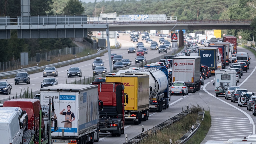 22.08.2020, Niedersachsen, Mellendorf: Fahrzeugkolonnen sind dicht gedrängt auf der Autobahn 7 Richtung Hamburg bei Mellendorf zu sehen. Durch den Rückreiseverkehr zum Ende der Sommerferien in Niedersachsen sind auf den Autobahnen an verschiedenen Stellen Staus zu erwarten. Foto: Peter Steffen/dpa +++ dpa-Bildfunk +++
