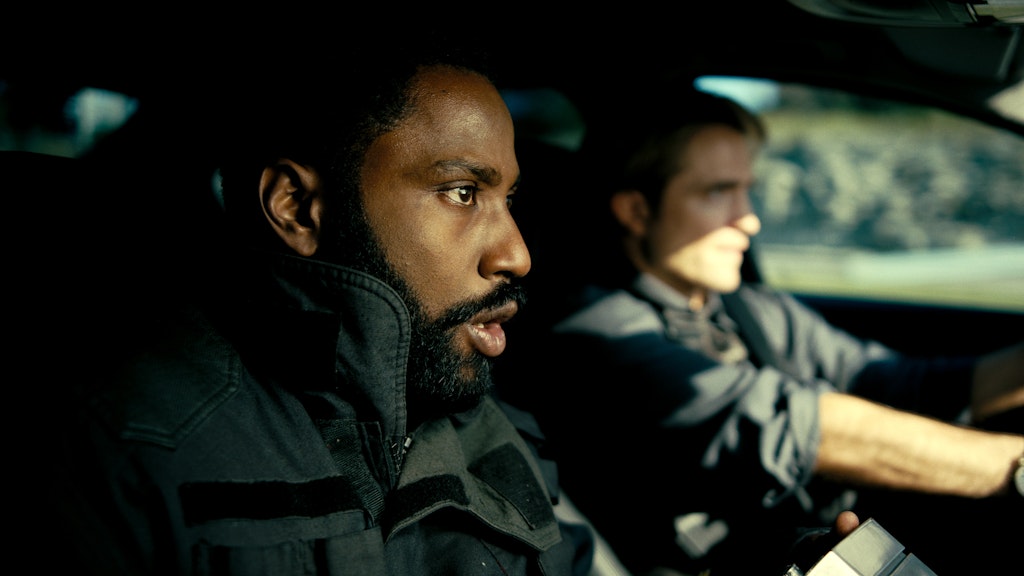 John David Washington (vorn) ist der „Protagonist“ des Films, aufgerufen zur Rettung der Welt. 