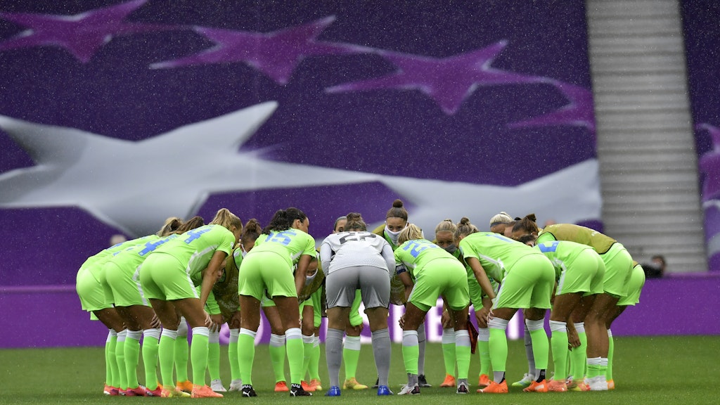 Die Frauen des VfL Wolfsburg bilden vor dem Viertelfinale gegen Glasgow einen Kreis.