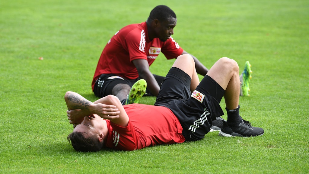 Geschlaucht von der liebevollen Sonderbehandlung von Reha-Trainer Christopher Busse: Die Union-Angreifer Max Kruse und Anthony Ujah.