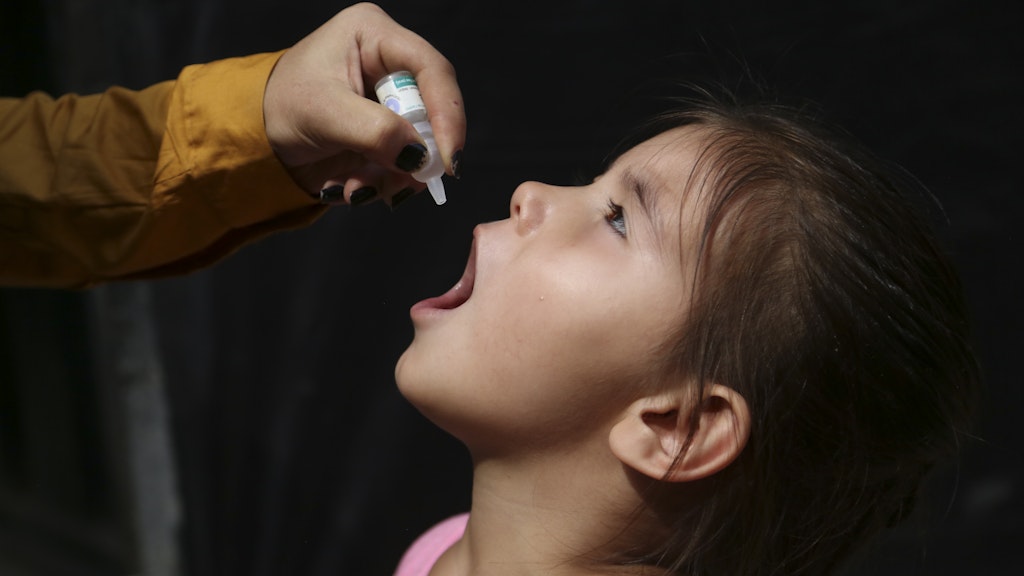 Ein afghanisches Mädchen wird im Rahmen einer Kampagne zur Eradikation der Polio geimpft.