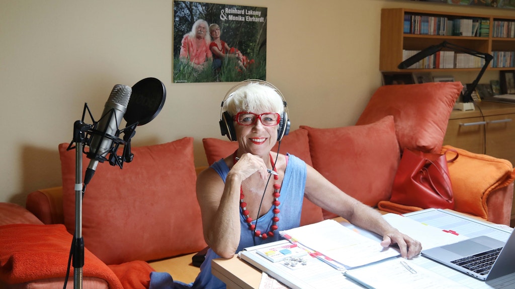 Monika Ehrhardt-Lakomy im kleinen Tonstudio in Blankenburg.