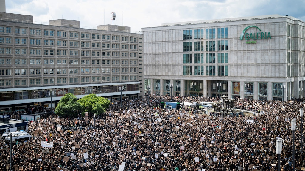 Etwa 15.000 Menschen demonstrierten am 6. Juni 2020 bei der „Silent Demo“ gegen Rassismus in Gedenken an den Tod des Amerikaners George Floyd.