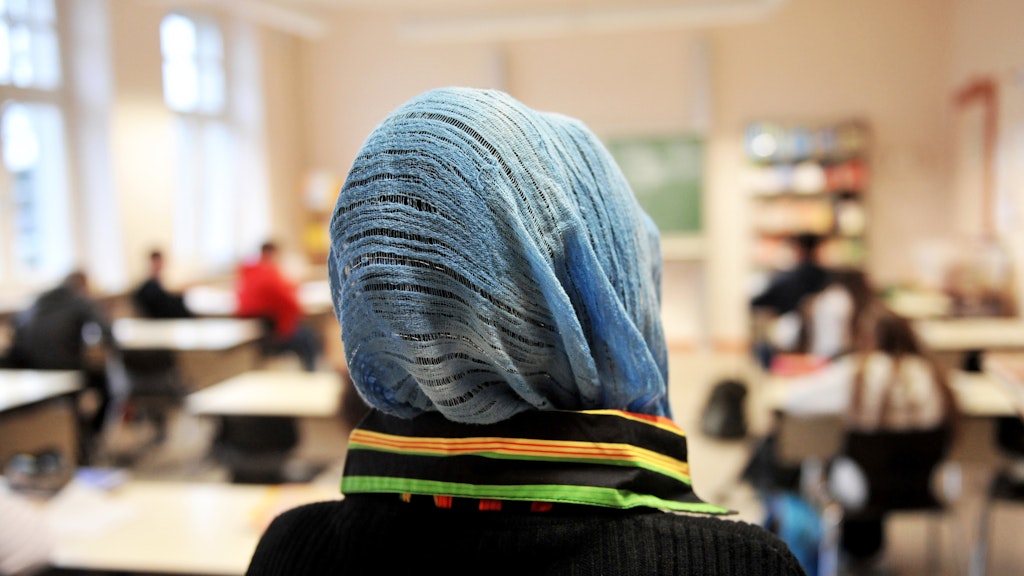 Das Bundesarbeitsgericht entscheidet über eine Entschädigung für eine Lehrerin, die wegen ihres Kopftuchs nicht in den Schuldienst übernommen wurde.