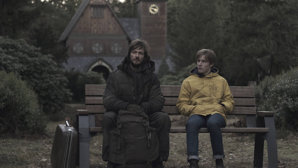 Louis Hofmann (r.) ist Schauspieler. Hier in der Netflix-Serie „Dark“.