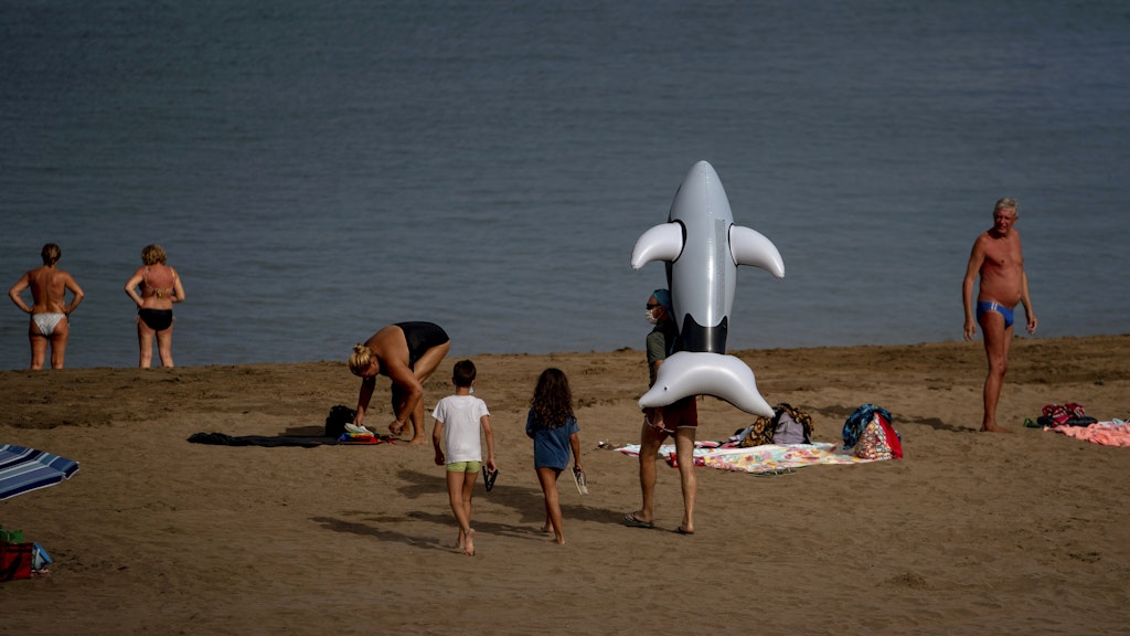 Touristen am Strand auf Gran Canaria.