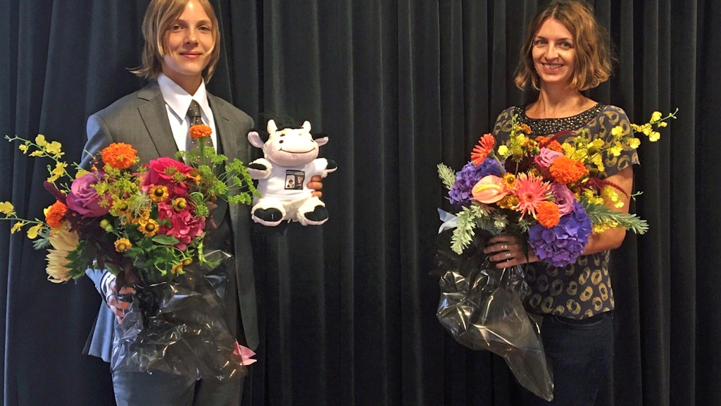 26. August 2020, Großbritannien, London: Marieke Lucas Rijneveld (l), niederländische Schriftstellerin, und Michele Hutchison, Übersetzerin, stehen mit Blumensträußen nebeneinander.