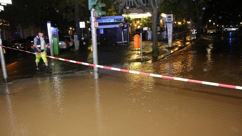 Die überschwemmte Kreuzung Stepahnstraße Ecke Albrechtstraße in der Nacht zu Donnerstag in Steglitz.