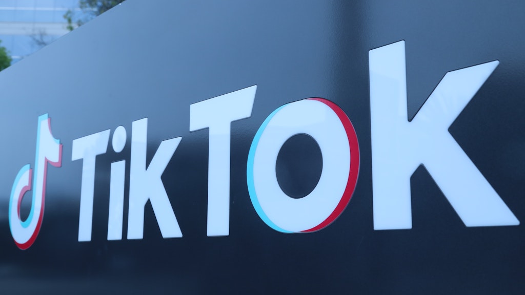 Das Logo des Video-Tausch-Unternehmens TikTok. Die Betreiber der Video-App Tiktok haben eine Klage gegen den Erlass von US-Präsident Trump angekündigt, die den chinesischen Eigentümer der App zu einem raschen Verkauf des US-Geschäfts zwingen würde.