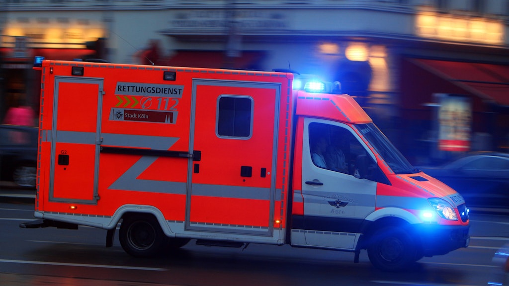 Nach einem Unfall zwischen zwei Radfahrern kam eine Frau mit schweren Verletzungen in eine Klinik (Symbolfoto).