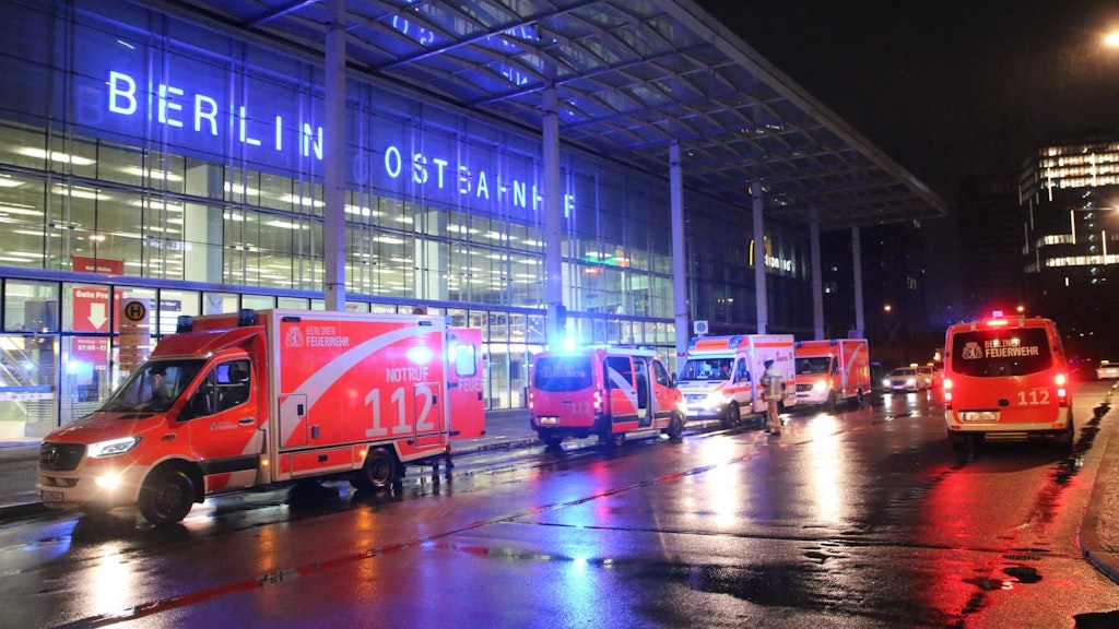 Fünf Einsatzfahrzeuge der Feuerwehr stehen nach einem Zwischenfall in der Nacht zu Donnerstag vor dem Haupteingang des Berliner Ostbahnhofs.