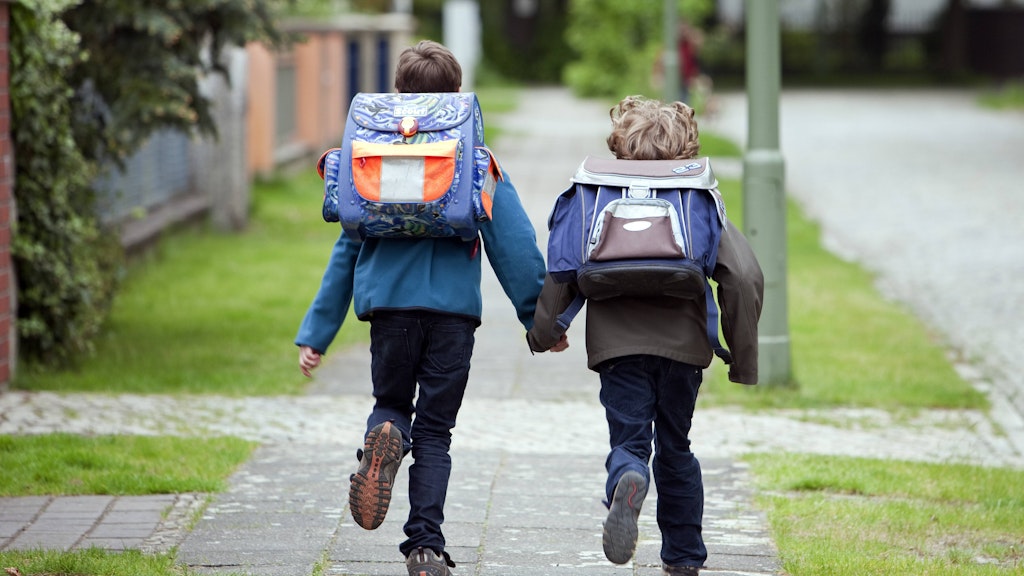 Schulkinder auf dem Weg nach Hause.
