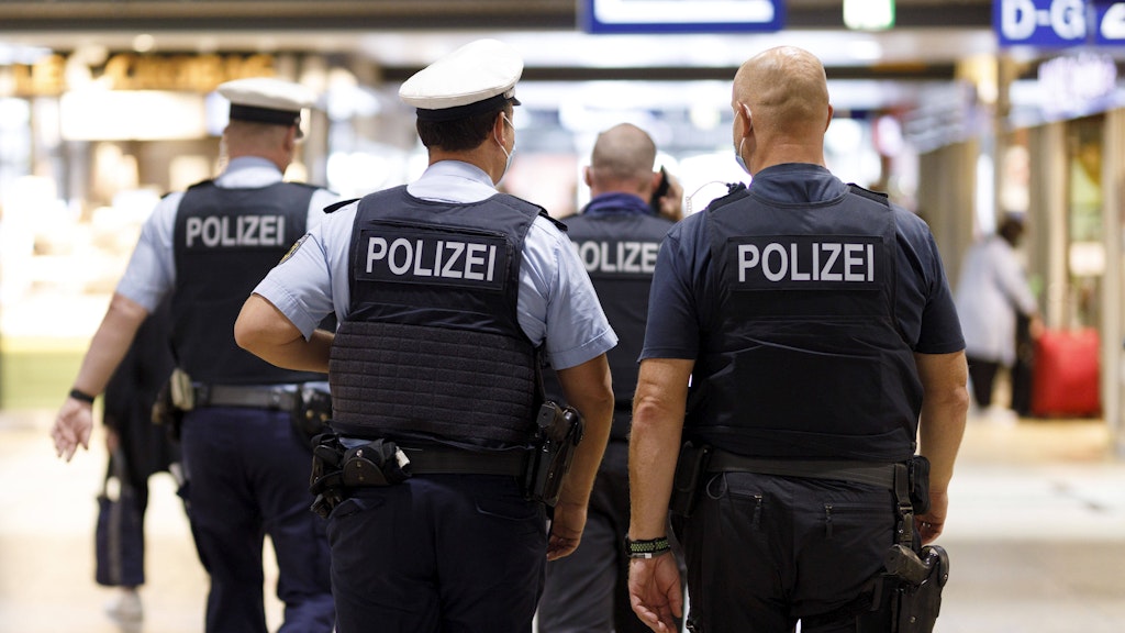 Die bayerische Polizei hat 32 aus dem Balkan kommende Busreisende angezeigt, weil sie keine Schutzmasken trugen (Symbolbild).
