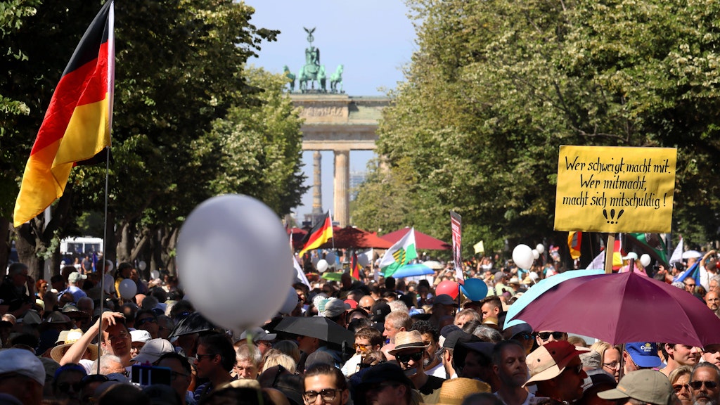 Tausende Menschen sind am 1. August aus Protest gegen die Corona-Einschränkungen auf die Straße gegangen. Am Sonnabend dürfen sie das wieder tun. 