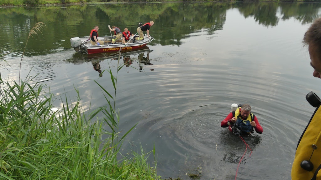 Einsatzkräfte der Feuerwehr bei der Suche nach einer vermissten Person (Symbolfoto).
