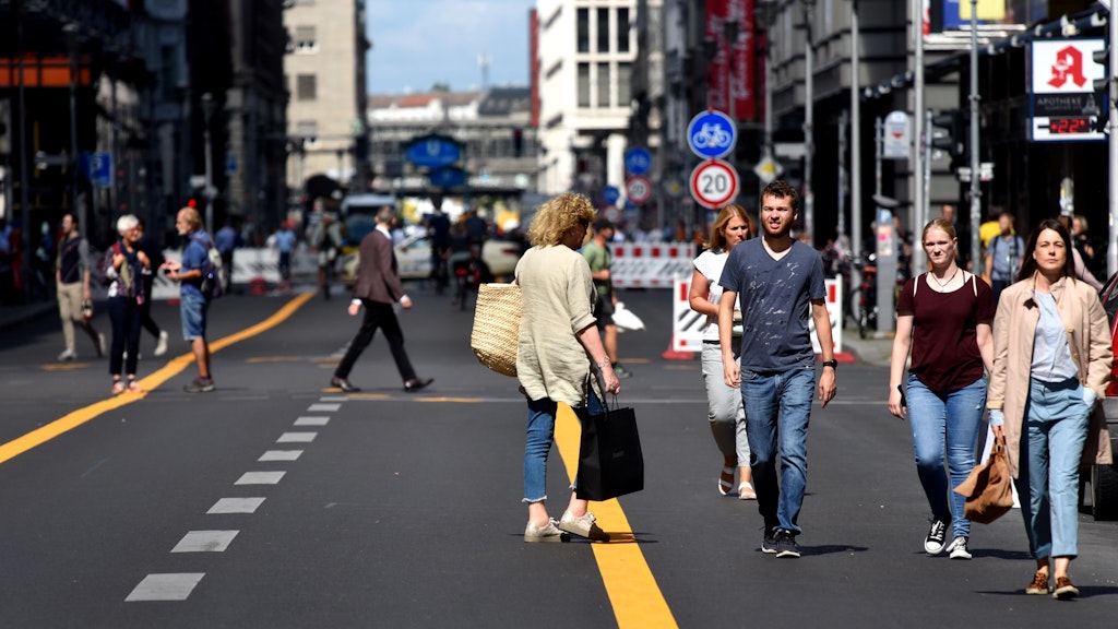 Endlich autofrei: Fußgänger testen ein ganz neues Flaniergefühl auf der Friedrichstraße.